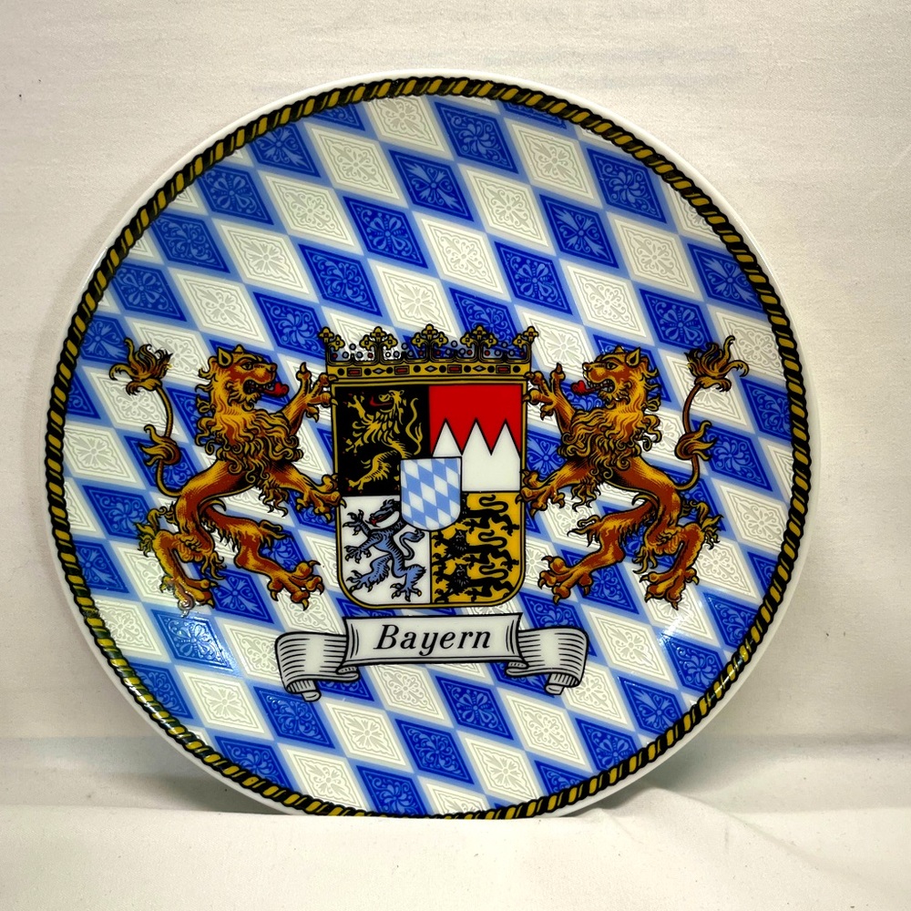 BAVARIAN PORCELAIN COAT OF ARMS W/LIONS & BAYERN INSCRIPTION 8” BLUE/WHITE PLATE